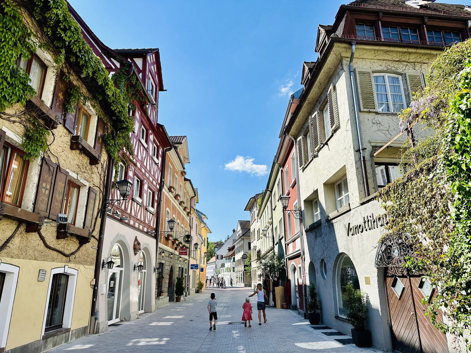 Holzbrücke über Wasser mit Hütten am Ufer in Uhldingen Mühlhofen, ideal für Luxus-Ferienwohnungen am Bodensee.