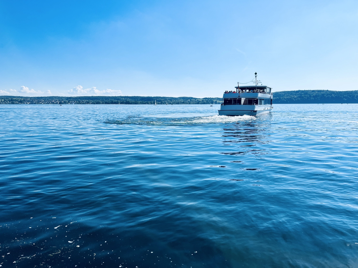 Holzbrücke über Wasser mit Hütten am Ufer in Uhldingen Mühlhofen, ideal für Luxus-Ferienwohnungen am Bodensee.