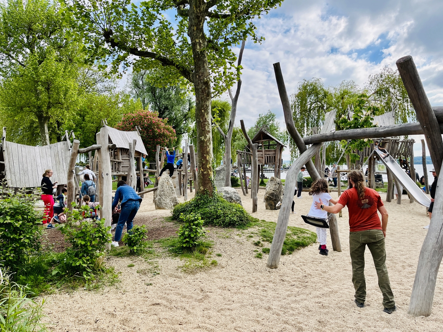 Holzbrücke über Wasser mit Hütten am Ufer in Uhldingen Mühlhofen, ideal für Luxus-Ferienwohnungen am Bodensee.