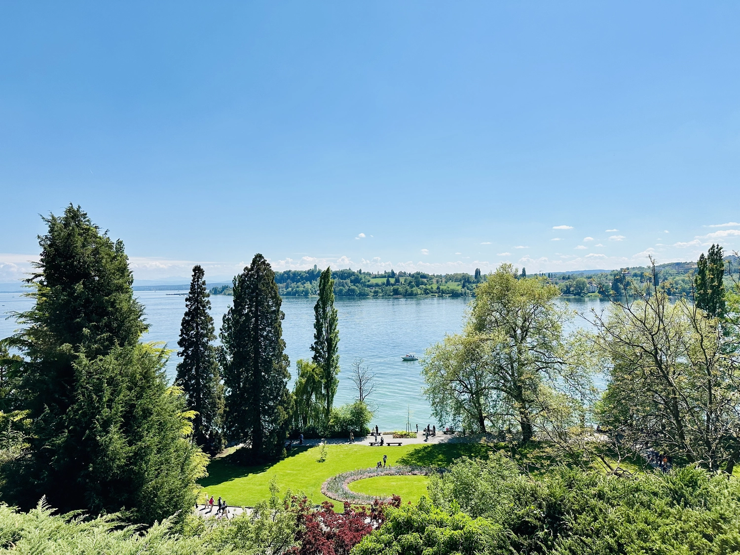 Holzbrücke über Wasser mit Hütten am Ufer in Uhldingen Mühlhofen, ideal für Luxus-Ferienwohnungen am Bodensee.