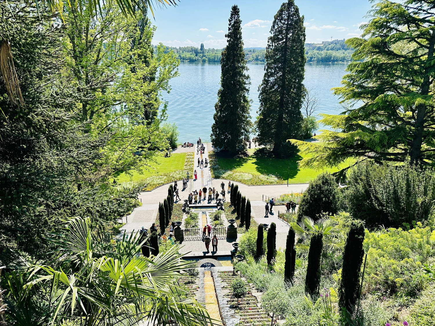 Holzbrücke über Wasser mit Hütten am Ufer in Uhldingen Mühlhofen, ideal für Luxus-Ferienwohnungen am Bodensee.