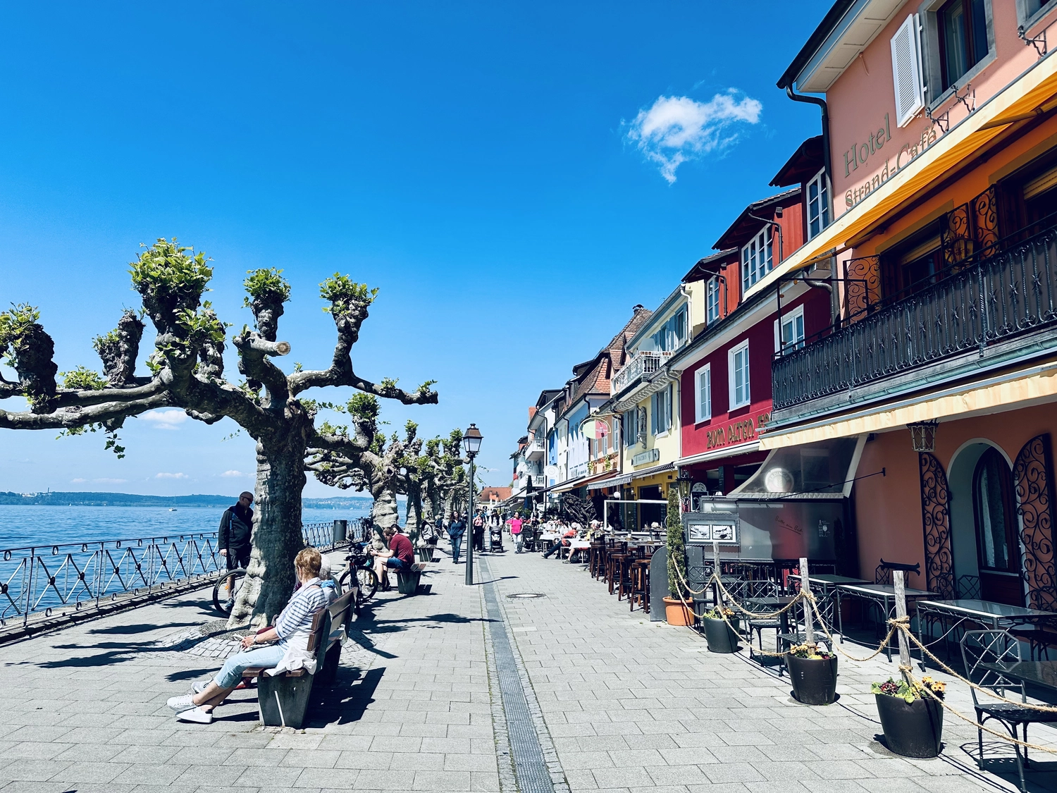 Holzbrücke über Wasser mit Hütten am Ufer in Uhldingen Mühlhofen, ideal für Luxus-Ferienwohnungen am Bodensee.