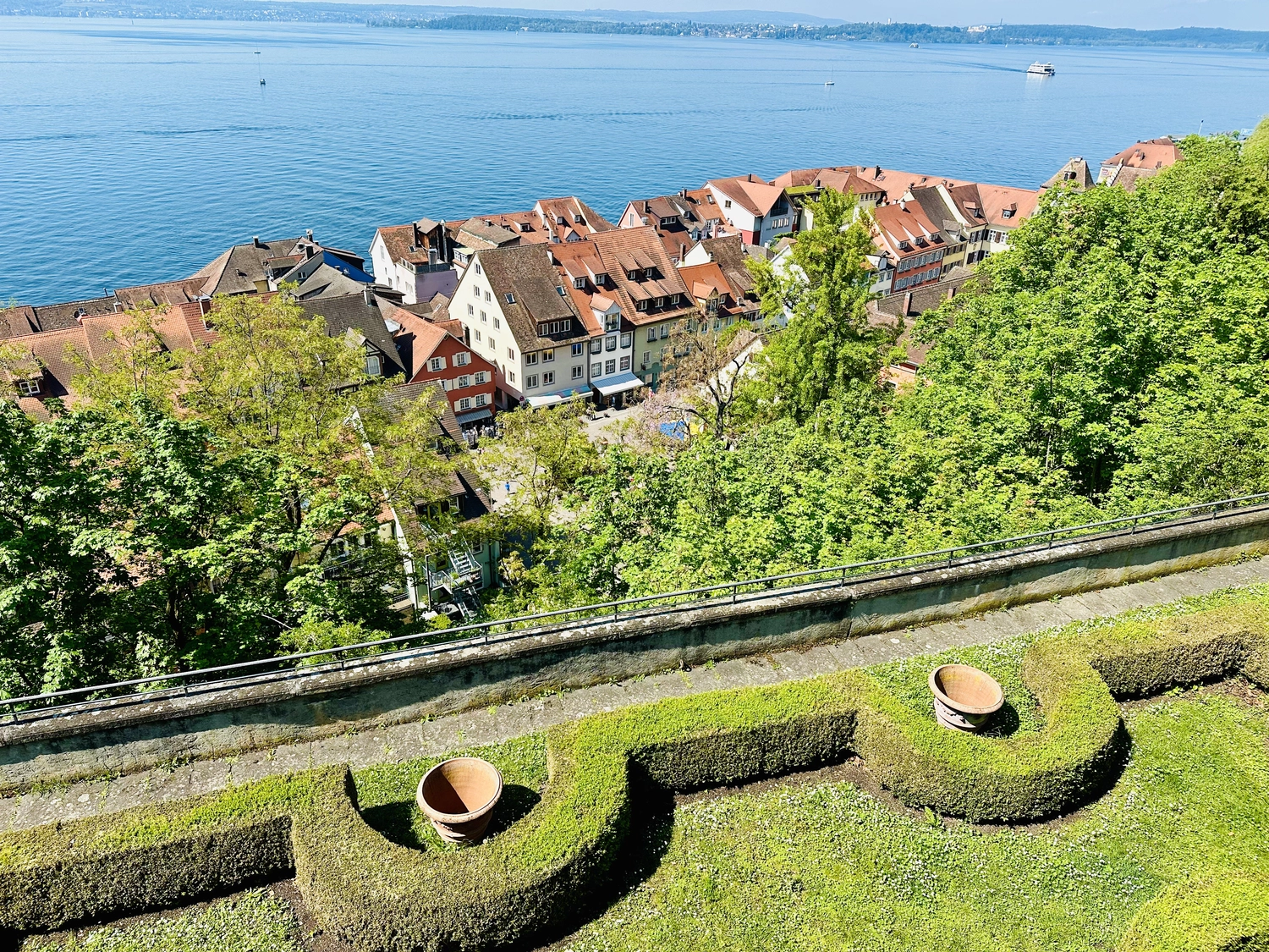 Holzbrücke über Wasser mit Hütten am Ufer in Uhldingen Mühlhofen, ideal für Luxus-Ferienwohnungen am Bodensee.